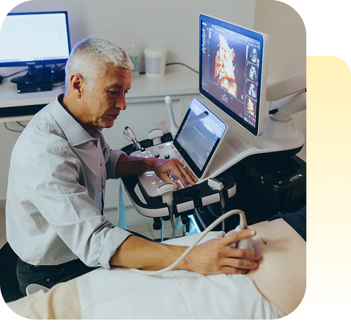 Dr Fábio Peralta realizando ultrassom